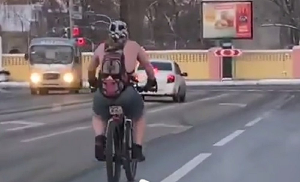 «Антифриз вместо крови»: ростовчане снова обсуждают полуголого велосипедиста, замеченного на морозе