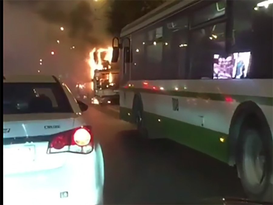 Автобус с пассажирами загорелся на ходу в Новочеркасске