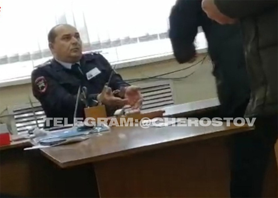 Инспекторы ДПС задержаны во время получения взятки под Ростовом