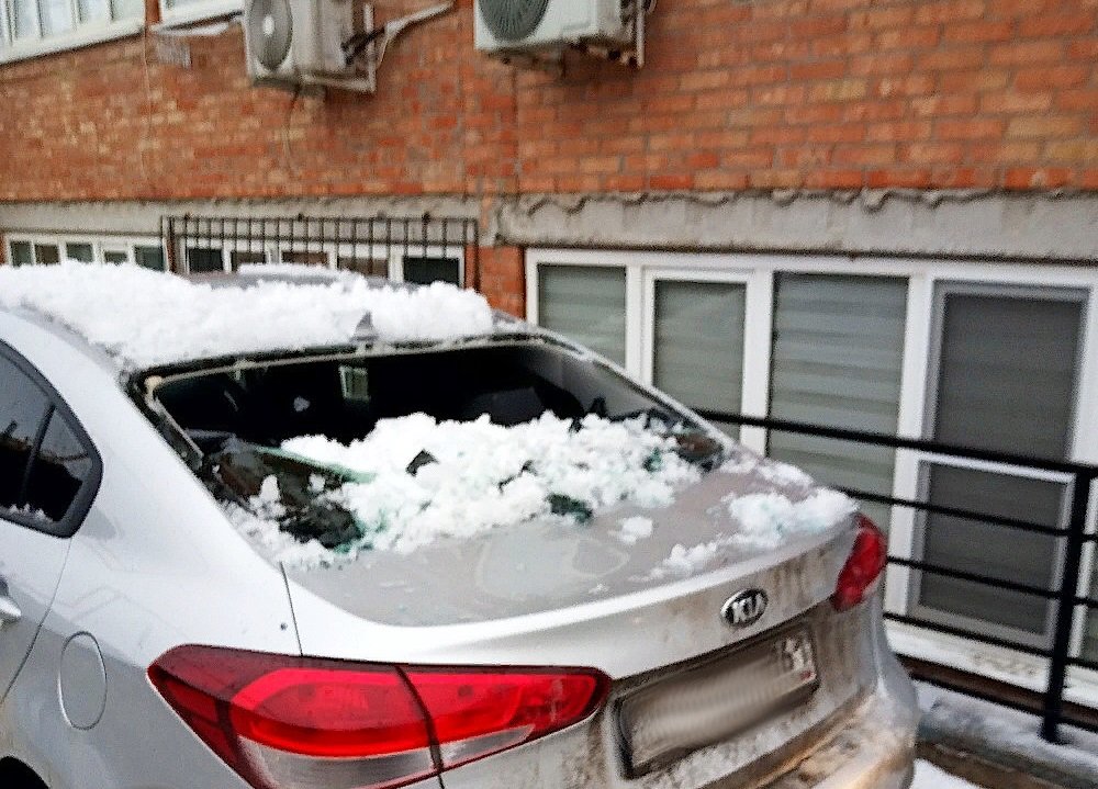 Снег упав с крыши разгромил иномарку в Ростове