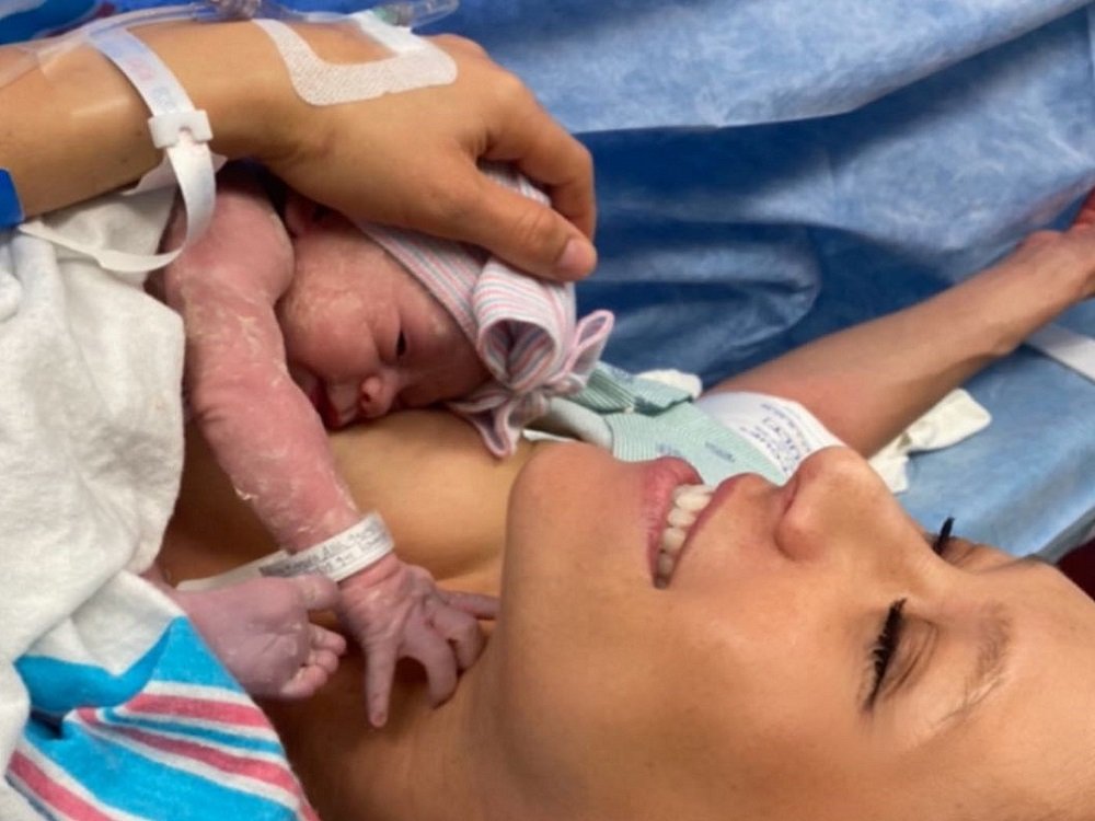 Первый снимок новорожденного малыша Курниковой и Иглесиаса опубликован в Сети