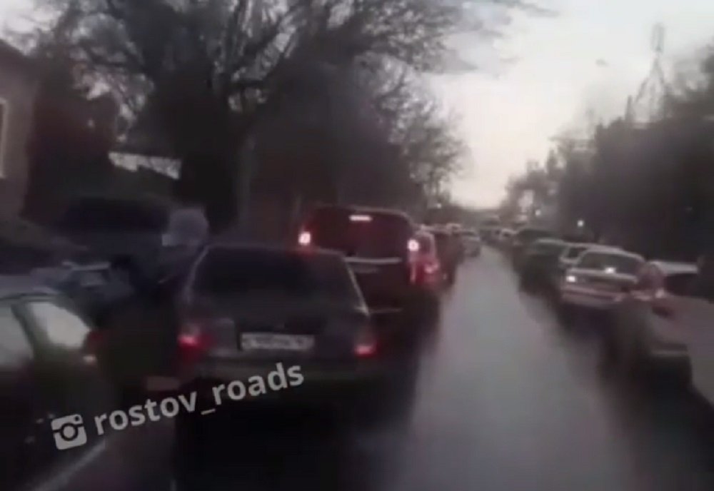 Спасли женщину с инфарктом: «Туннель» из машин создали водители в Ростове, пропуская скорую помощь