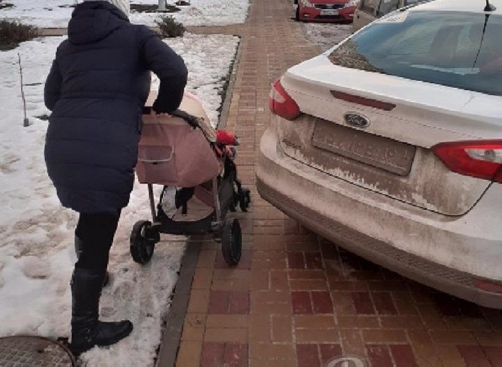 Женщину с ребенком обругали защитники автохама в Ростове