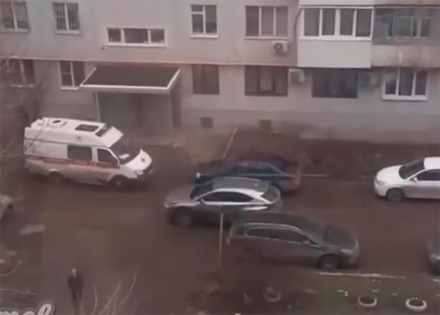 В Ростове женщина отказалась пропускать скорую помощь и попала на видео
