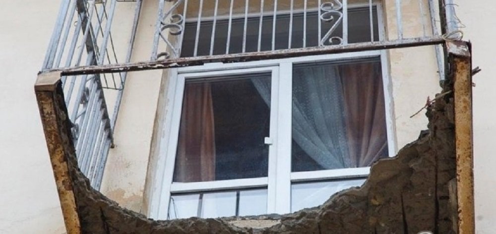 В Ростове вместе с людьми рухнул балкон, двое ранены