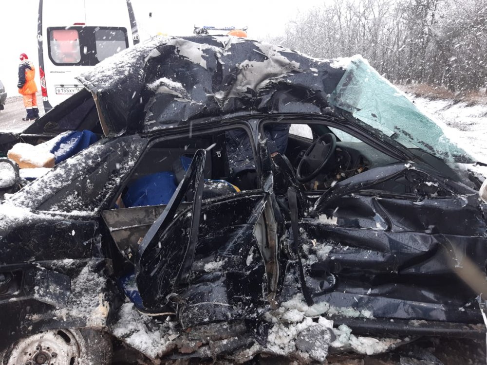 Жуткое ДТП произошло на трассе Ростов-Таганрог, пассажирку доставали спасатели