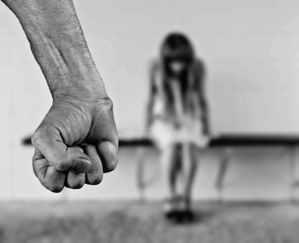 Несовершеннолетняя россиянка, спавшая с отцом, пожаловалась на изнасилование дедом