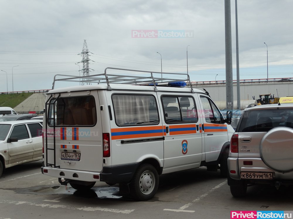 В снежный плен попал автобус с людьми на трассе в Ростовской области