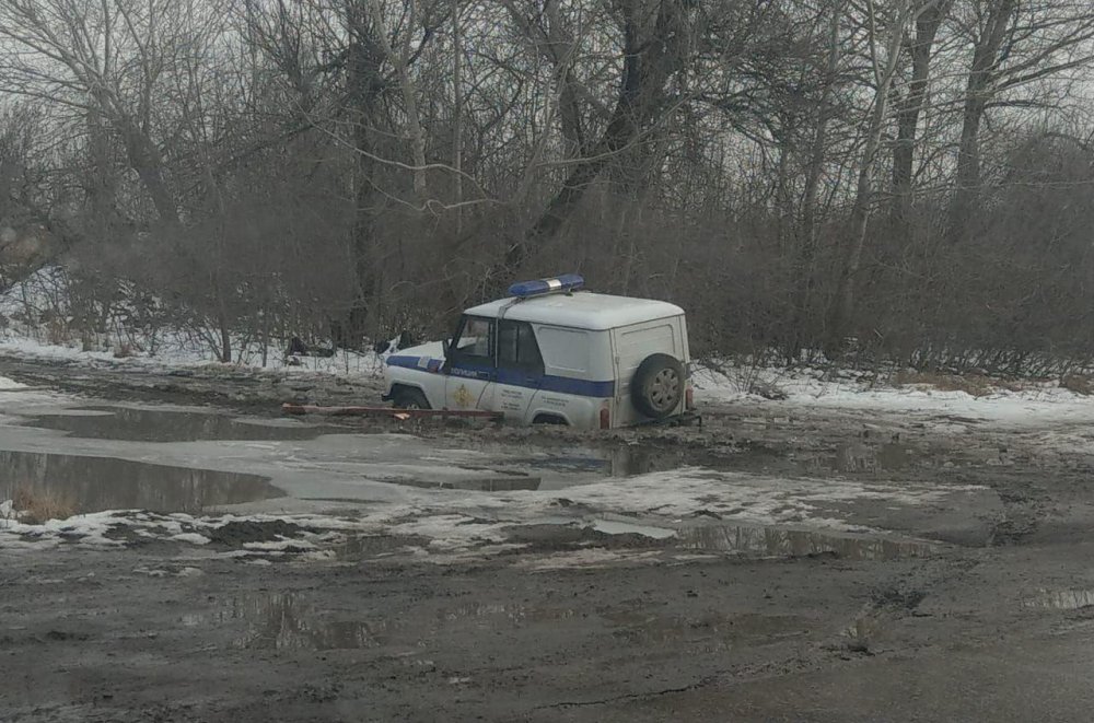 В Таганроге полицейские застряли в грязевой яме