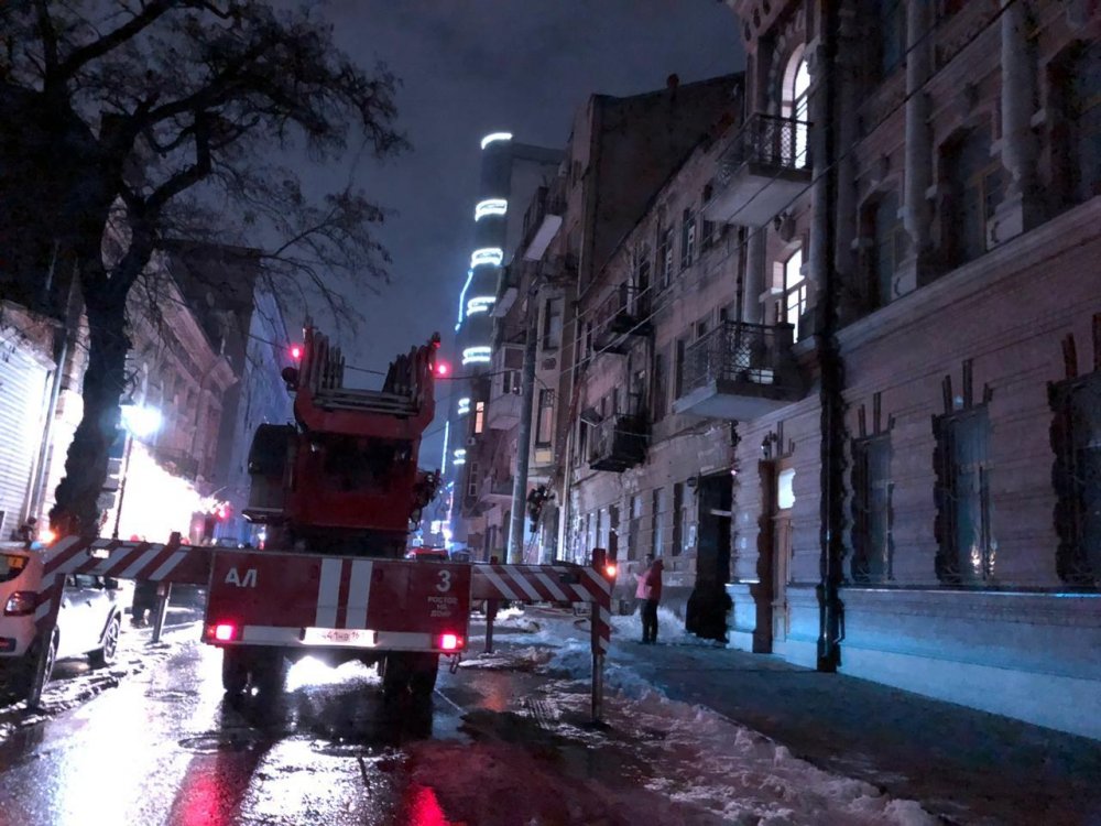 Почти 50 спасателей тушили многоэтажку в центре Ростова