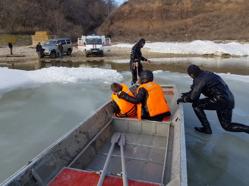 Детей, уплывших в залив на льдине, спали в Ростовской области