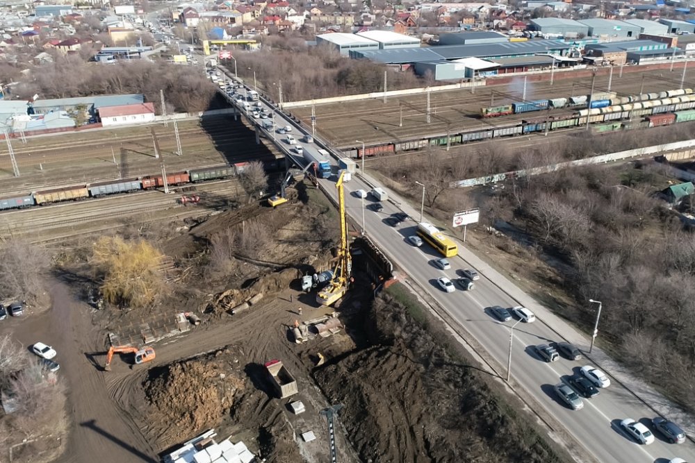 Активно начали строить путепровод на Малиновского в Ростове