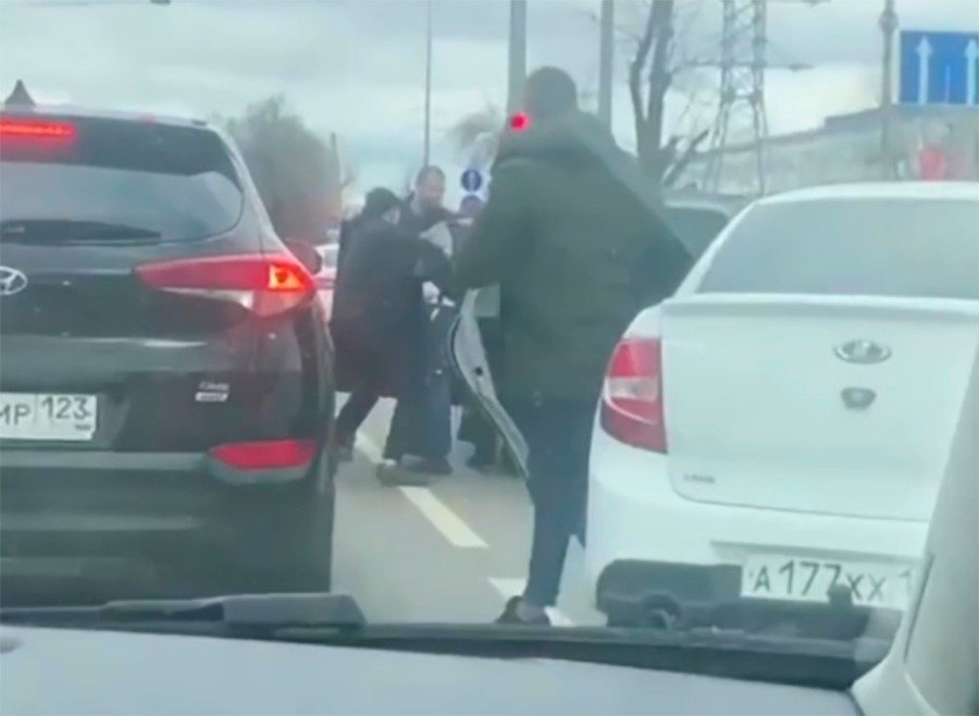 Ростовские парни жестко отметелили мужчину в Краснодаре и попали на видео