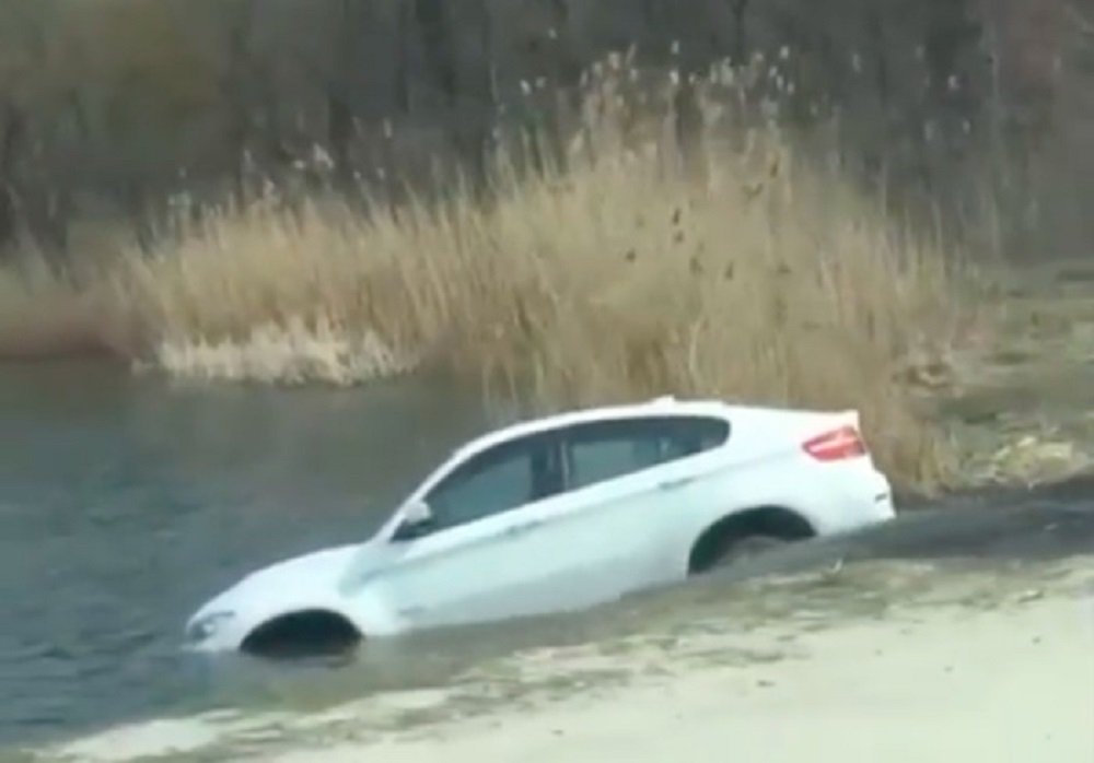 Попав в массовое ДТП внедорожник BMW X6 улетел в реку в Ростове