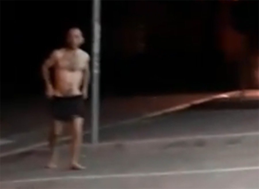 За женщинами по Ростову бегал голый мужчина с трусами в руках