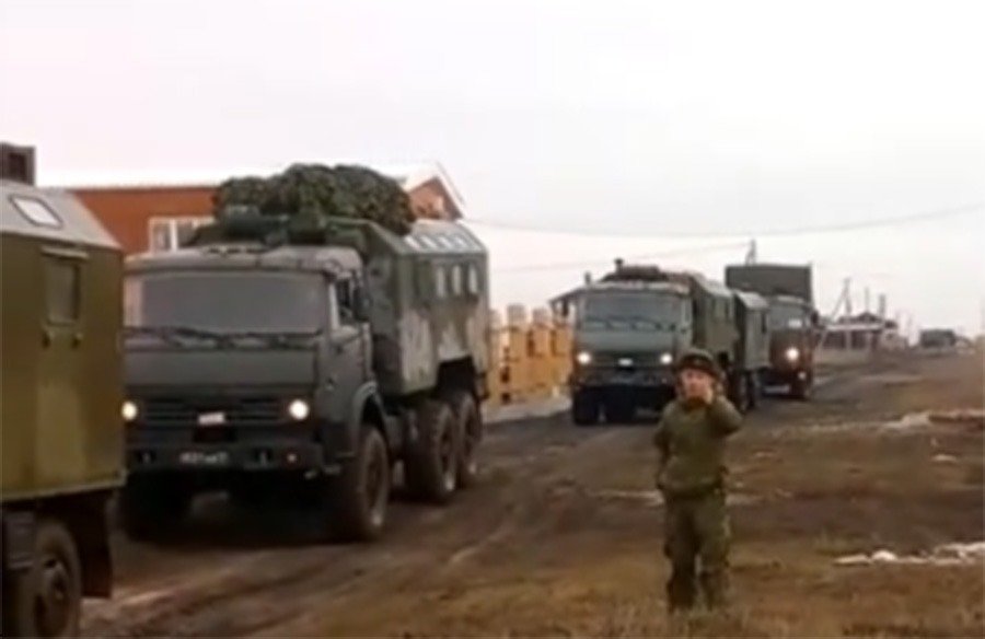 Ростовчане живым щитом выстроились перед колонной военной техники и заблокировали ей проезд