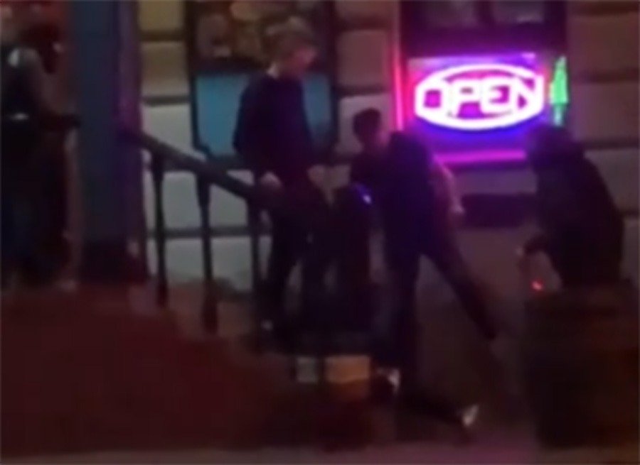 Мужчину избили в центре Ростова у входа в бар