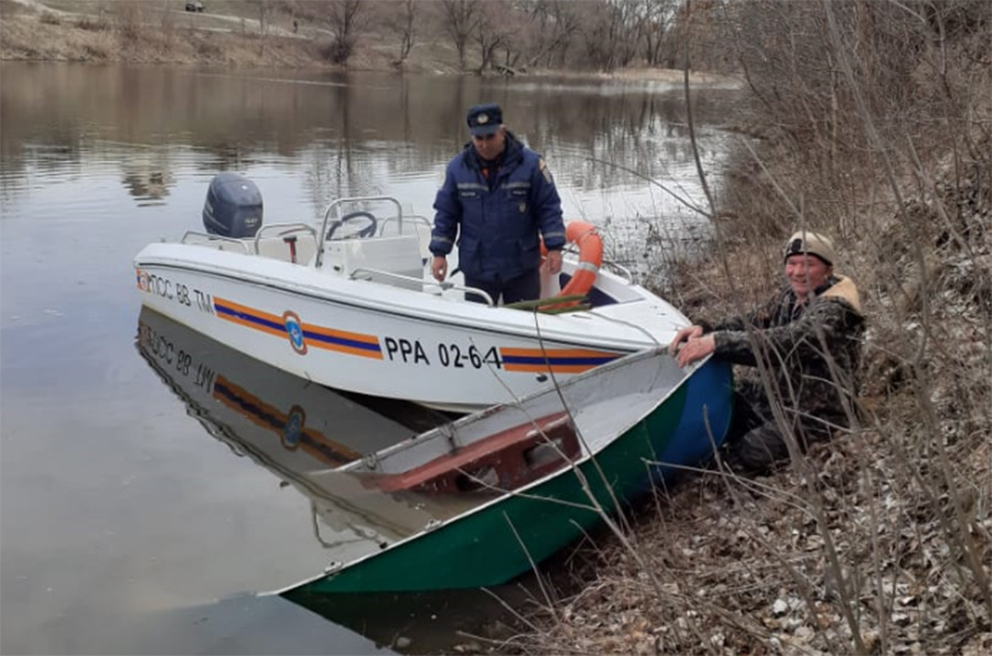 Мужчину с уходящей ко дну лодки спасли в Ростовской области