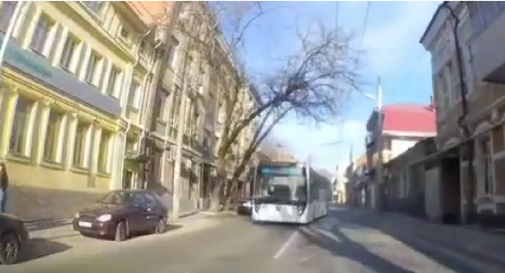 «Это не закончится никогда»: в Ростове автобус устроил гонки и выехал на встречку