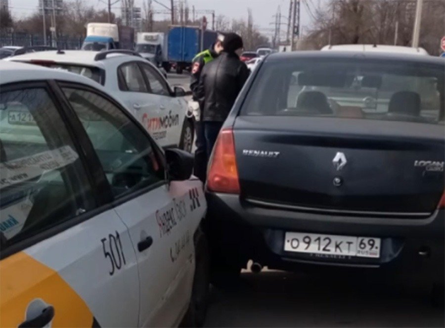 Водитель такси протаранил пять машин в Ростове