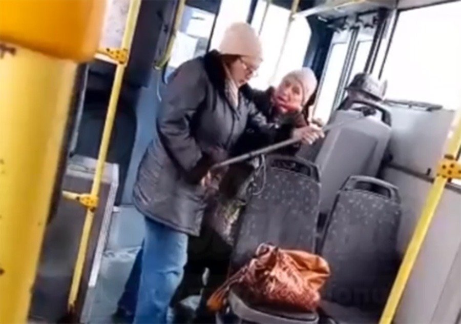 Драку двух бабушек в ростовском автобусе сняли на видео