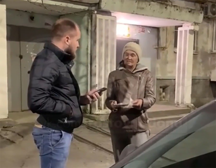 «Меня попросили»: в Ростове женщина царапает и уродует машины