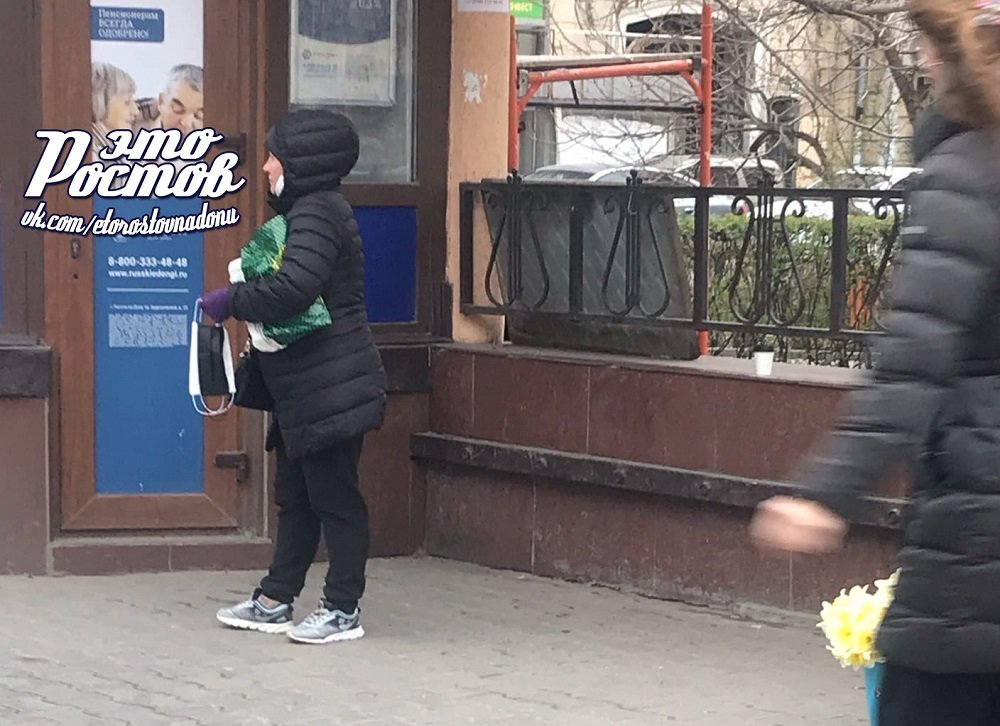 Маски «поштучно» начали продавать на улицах в Ростове