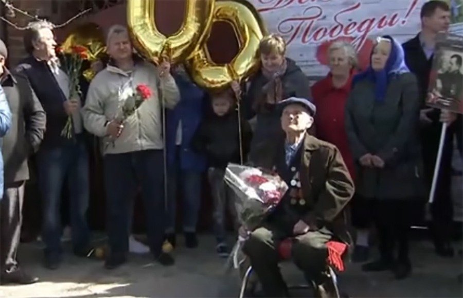 В Ростове для 100-летнего ветерана организовали личный парад