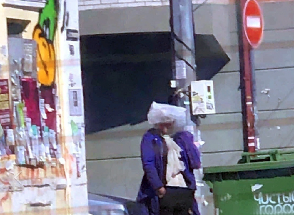 «От чего защищается?»: женщину с пакетом на голове обсуждают жители Ростова