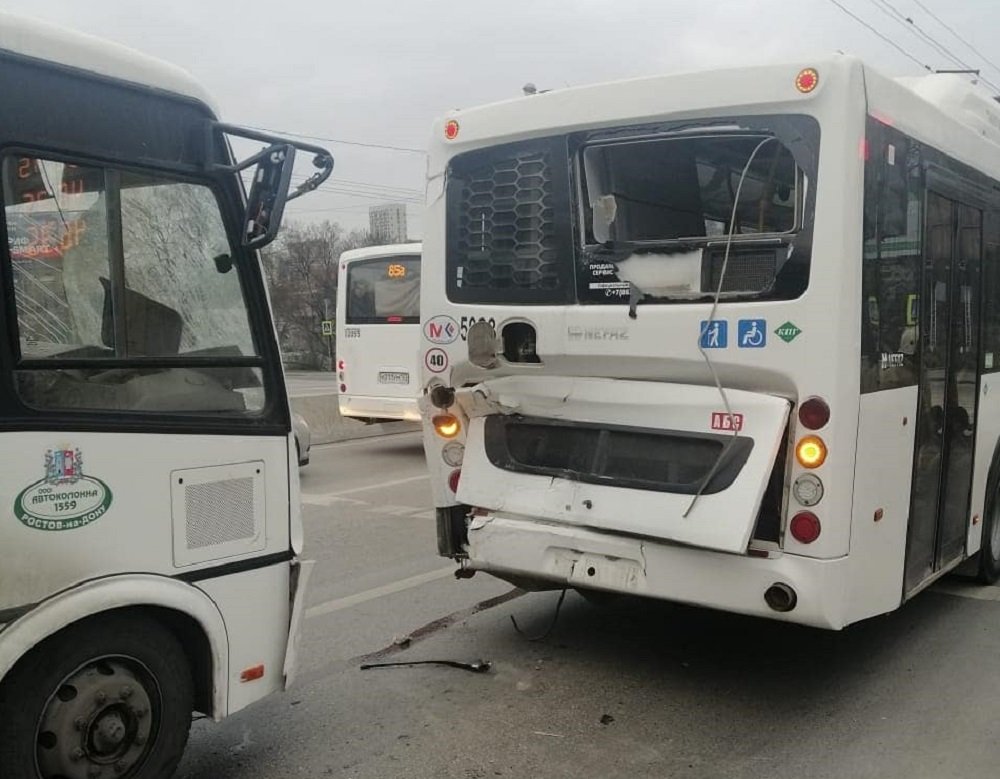 13 человек пострадали в Ростове при столкновении пассажирских автобусов