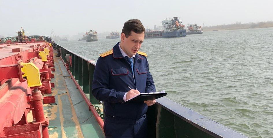 Тепоходы столкнулись в ростовском порту