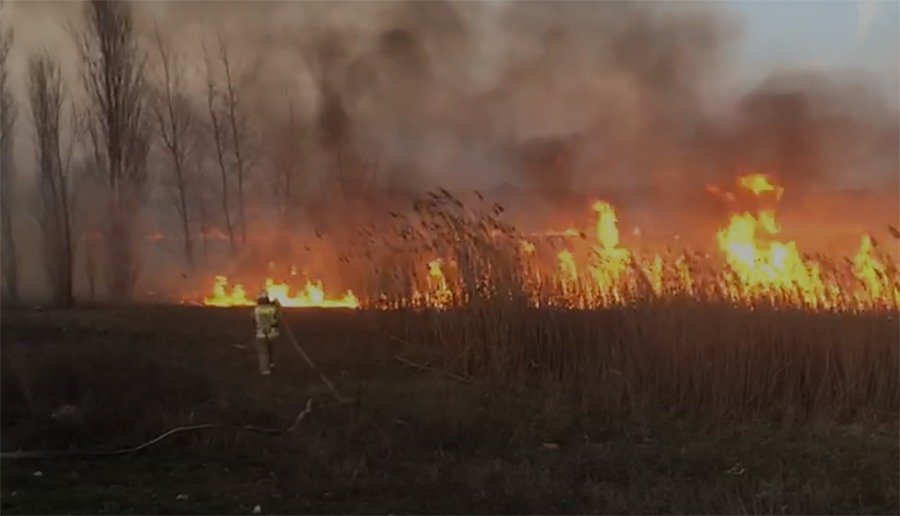 В Ростове пожарный погиб при тушении огромного пожара