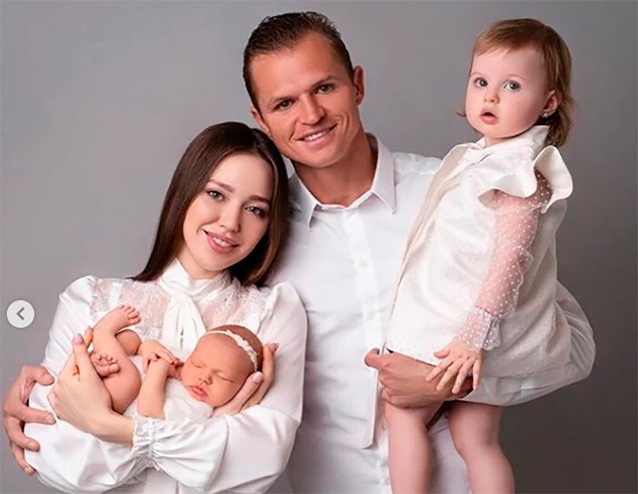 Анастасия Костенко и Дмитрий Тарасов показали лицо младшей дочки