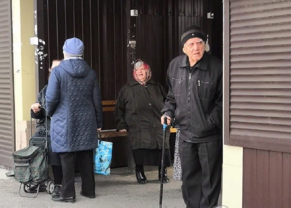 «Стариков никто лечить не будет»: ростовчанин переживает за гуляющих по городу пенсионеров