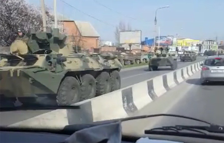 Военные колонны на улицах Ростова напугали горожан