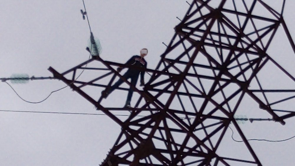 В Ростове мужчину пришлось снимать спасателям с 30-метровой ЛЭП, он хотел сделать селфи