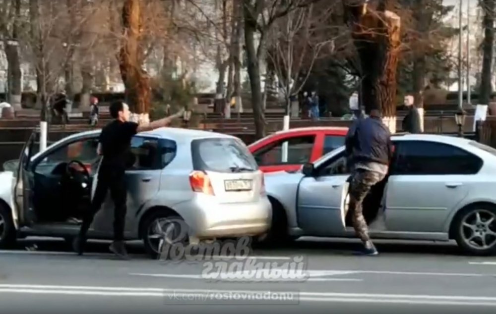 Разборки в центре Ростова устроили автомобилисты