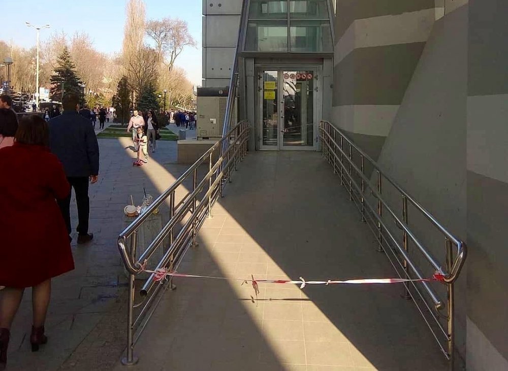 «Даже по праздникам»: ростовчане пожаловались на неработающие лифты на Ворошиловском мосту