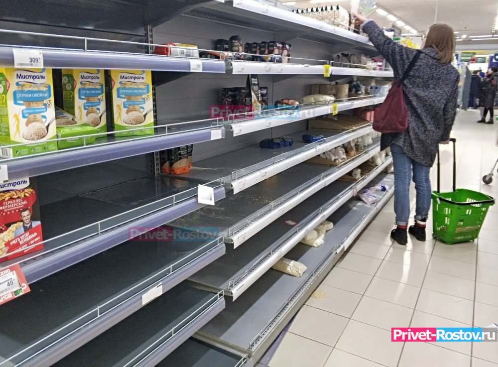 «Паниковать не стоит»: ростовчане начали скупать продукты в гипермаркетах
