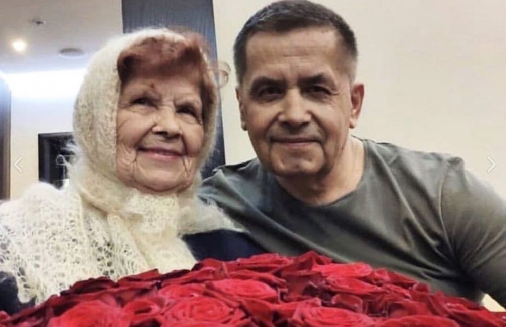 Постаревший Николай Расторгуев с 90-летней мамой покорил фанатов
