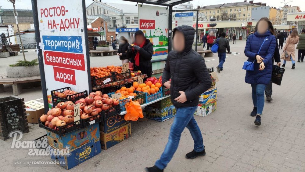 «Вам совсем плевать?»: ростовчане встали на защиту торговца, занявшего автобусную остановку