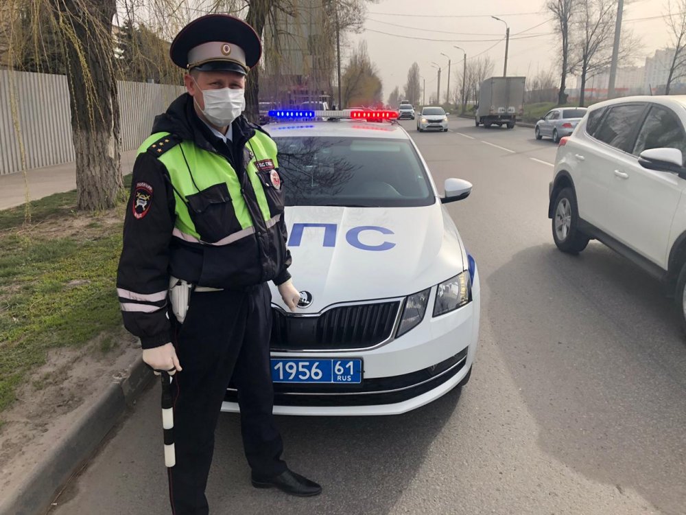 Дежурить в масках и перчатках начали инспекторы ДПС в Ростове