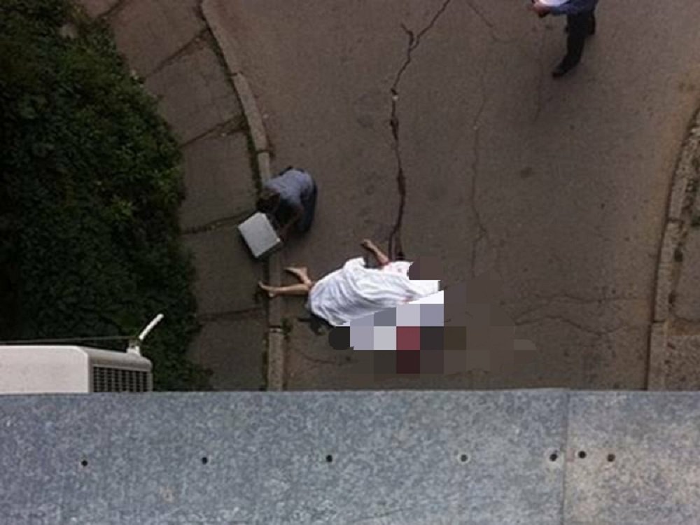 В центре Ростова девушка выпала из окна и погибла