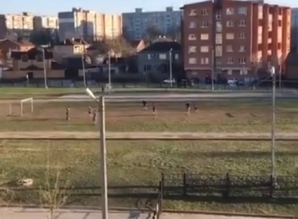 Режим самоизоляции спорту не помеха: в Ростове юные футболисты провели дворовый матч