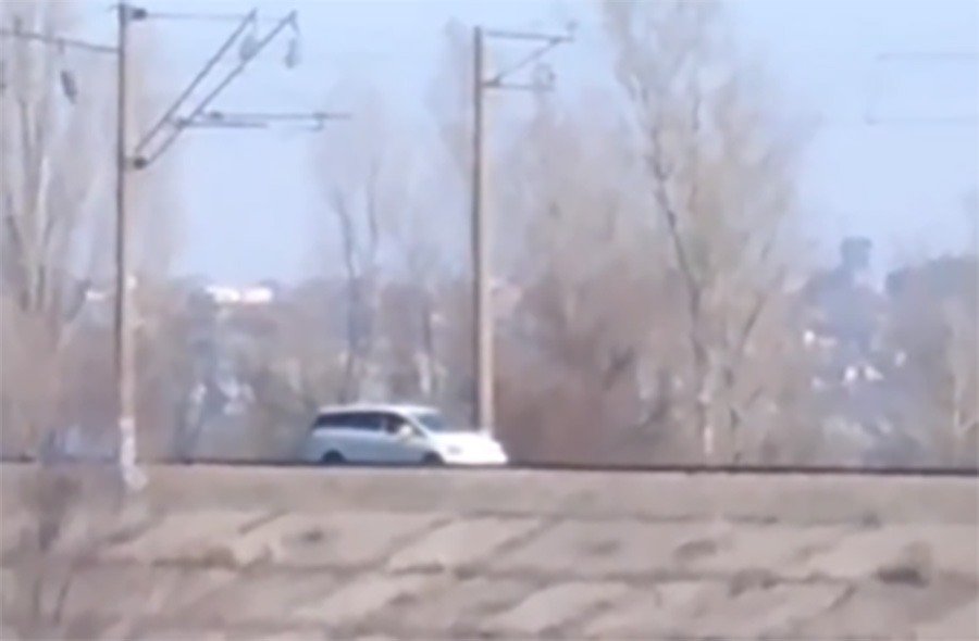 В Ростове на видео сняли выезжающего по железной дороге автомобилиста