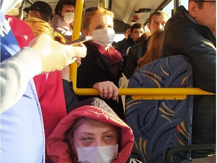 «Как же коронавирус?»: ростовчан возмутил битком набитый людьми автобус