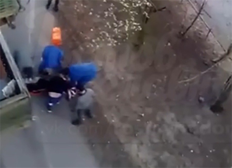 В ходе пьяной драки мужчина выпал с 5 этажа в Ростове