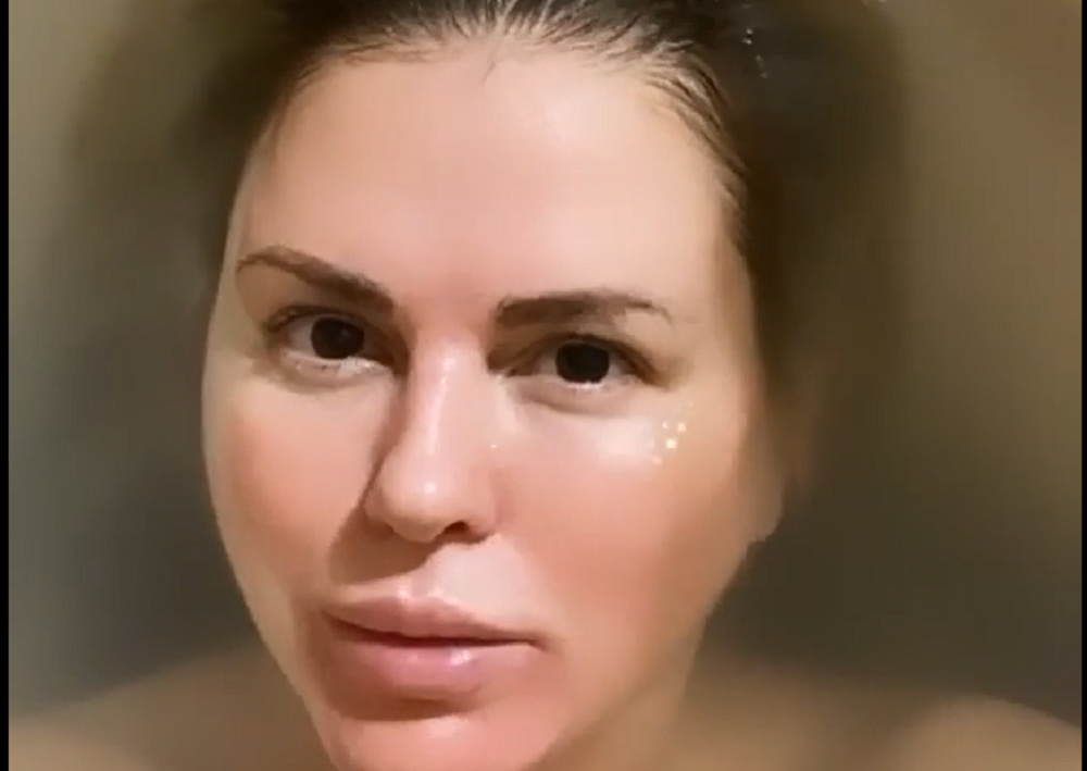 «Как-то вы опухли»: Анна Семенович в ванне встревожила поклонников