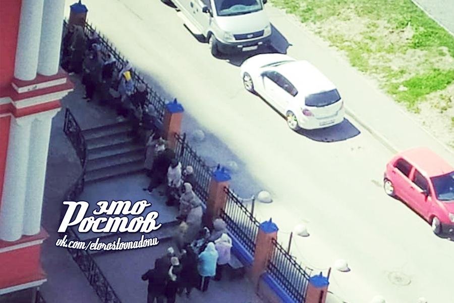 Полиция Ростова проверку начала из-за скопления людей у храмов