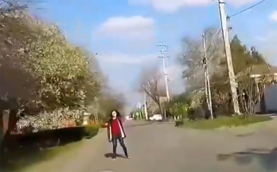 «Осыпала проклятиями»: женщина в Батайске стояла на проезжей части и пыталась прыгнуть под машину